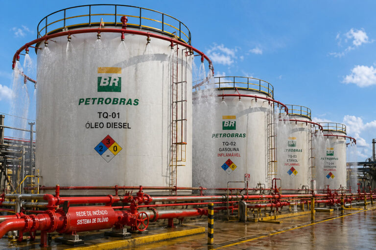 Combate A Incêndio Em Inflamáveis